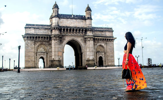 Pendant le Voyage en Inde du sud, une voyageuse voit la Porte de l'Inde